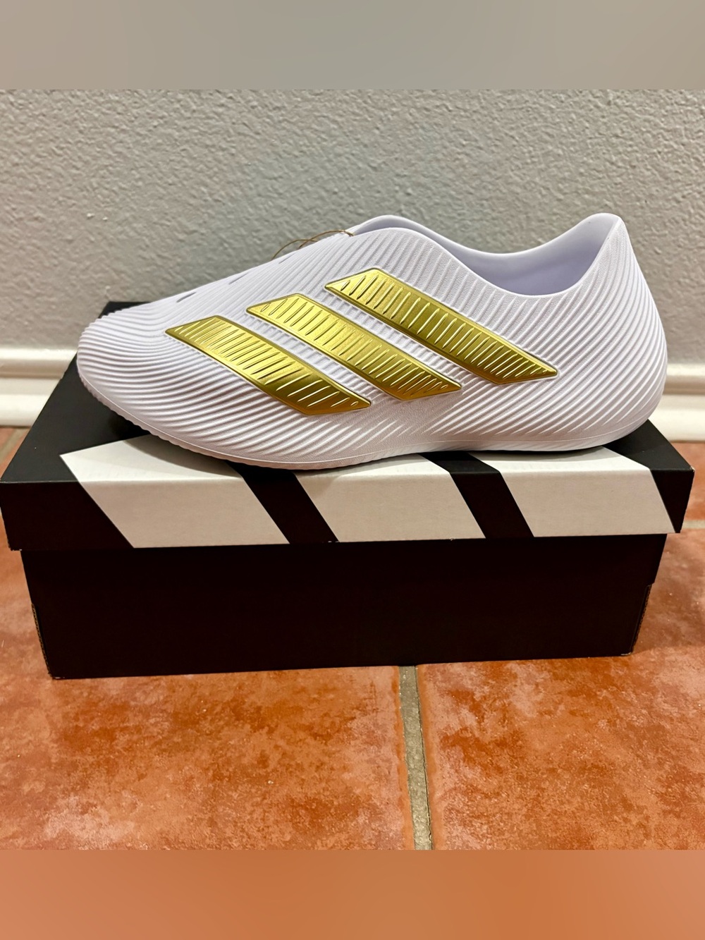 adidas Purechill Men’s Low Top No LaceSneaker White/Gold/Black KJ5138 Sz 7